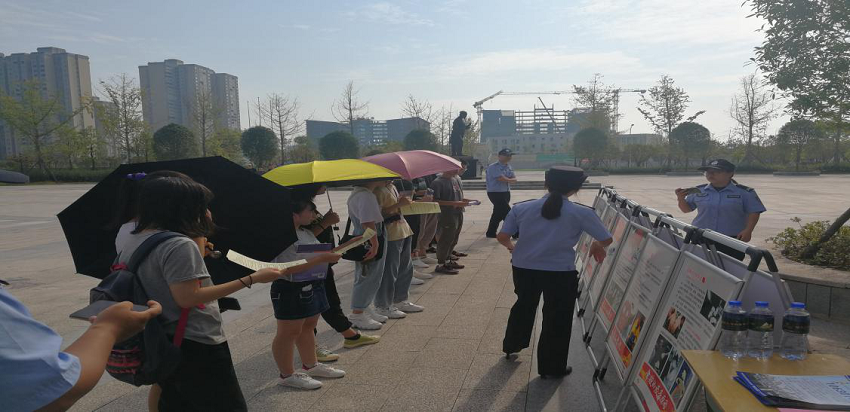 2.民警为同学宣讲禁毒知识