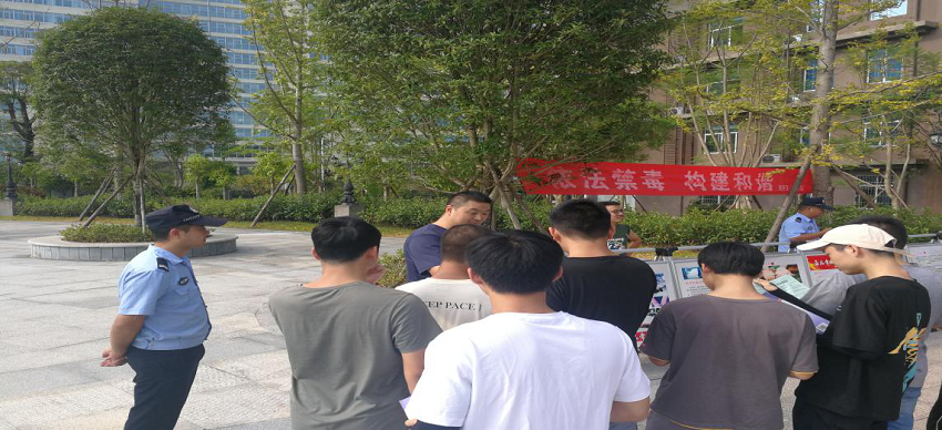 1.副院长吴黎明与民警发放宣传资料